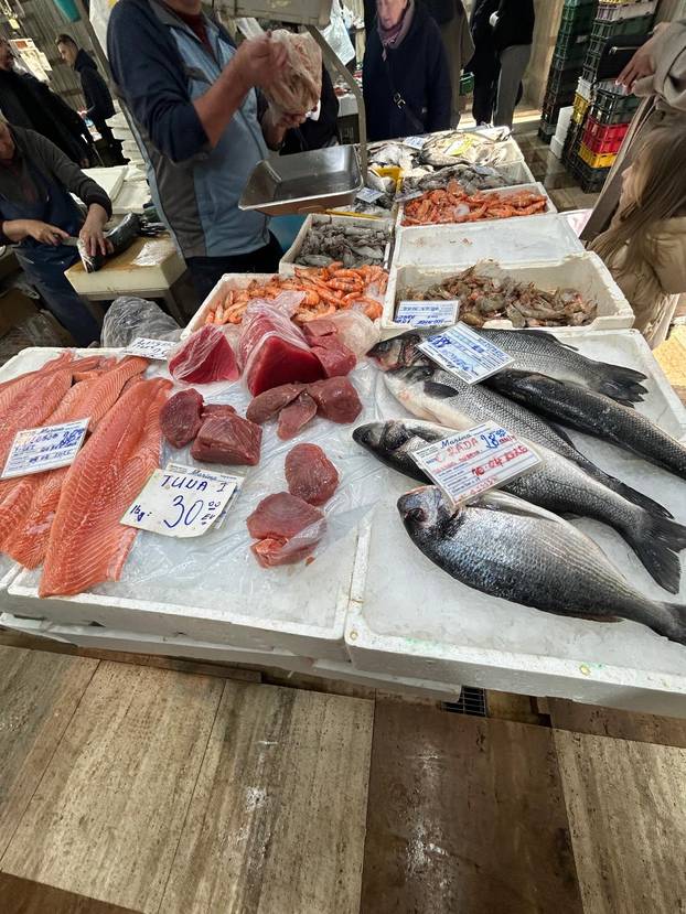 FOTO Građani šokirani! Za kilu janjetine 20 eura, rajčice po 7, a orada na Dolcu čak 28 eura