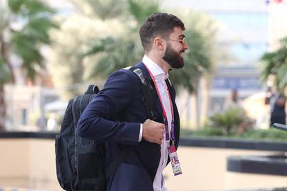 Stigli u Dohu: Igrači hrvatske nogometne reprezentacije u sjajnom raspoloženju ispred hotela Hilton