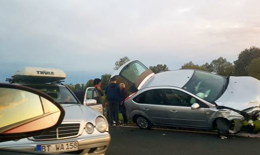 Sudar kod Westgatea: Od siline udarca auto završio na braniku