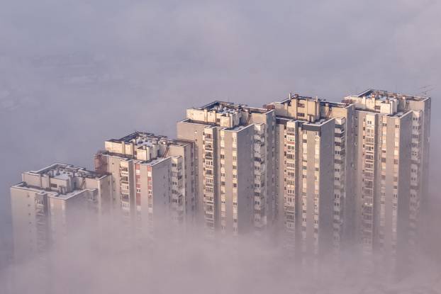 Pogled iz zraka na Sarajevo obavijeno maglom i smogom