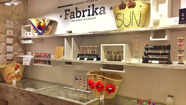 Luka Nižetić otvorio "Fabrika Concept Store" u Komiži