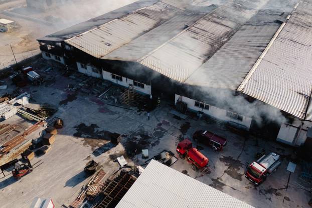 Mostar: Pogled iz zraka na tri hale tvrtke Interkomerc koje su izgorile u požaru