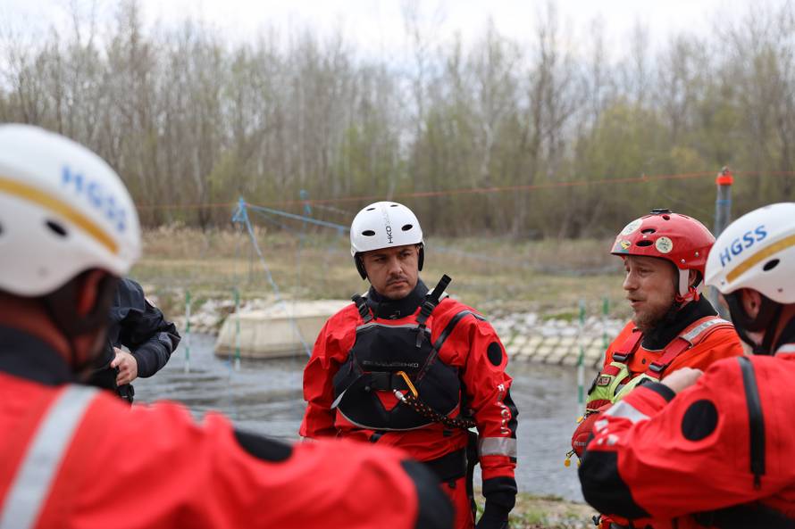HGSS provodi obuku kineskih spašavatelja u Hrvatskoj u području spašavanja na vodama i poplavama