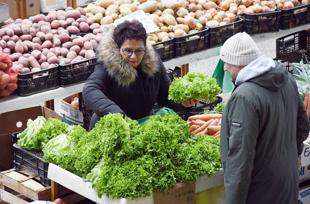 Bogata ponuda na gradskoj tržnici u Sisku
