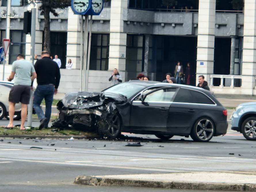 FOTO Kaos kod Avenue Malla: Sudarila se dva automobila, dvoje ljudi prevezeno u bolnicu