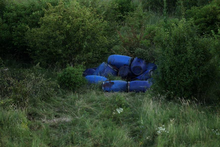 24sata Draganić: Pronađeno 270 bačvi punih boje, bačenih u prirodu kraj rijeke Kupčine