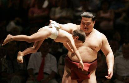 Hrabri dječak izazvao sumo-borca na turniru 