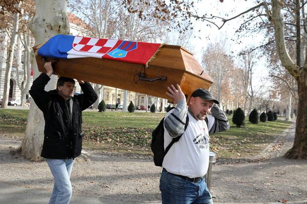 Zagreb: Aktivist Josip donio lijes pokriven hrvatskom zastavom na Trg bana JelaÄiÄa