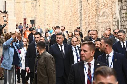 FOTO Zelenski s Plenkovićem u šetnji po Stradunu. Gužva kao usred ljeta i jako osiguranje