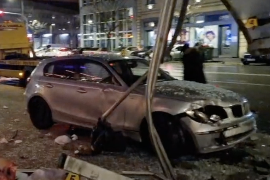 Specka Osijek sudar BMW-a i autobusne stanice