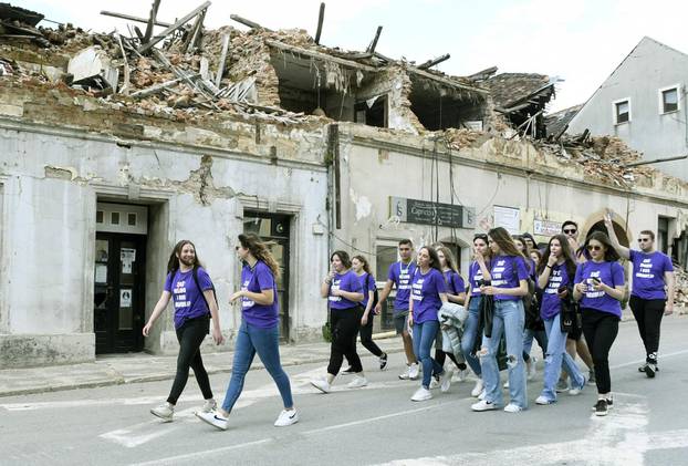 Maturanti u razrušenjoj Petrinji proslavili  kraj srednjoškolskog obrazovanja