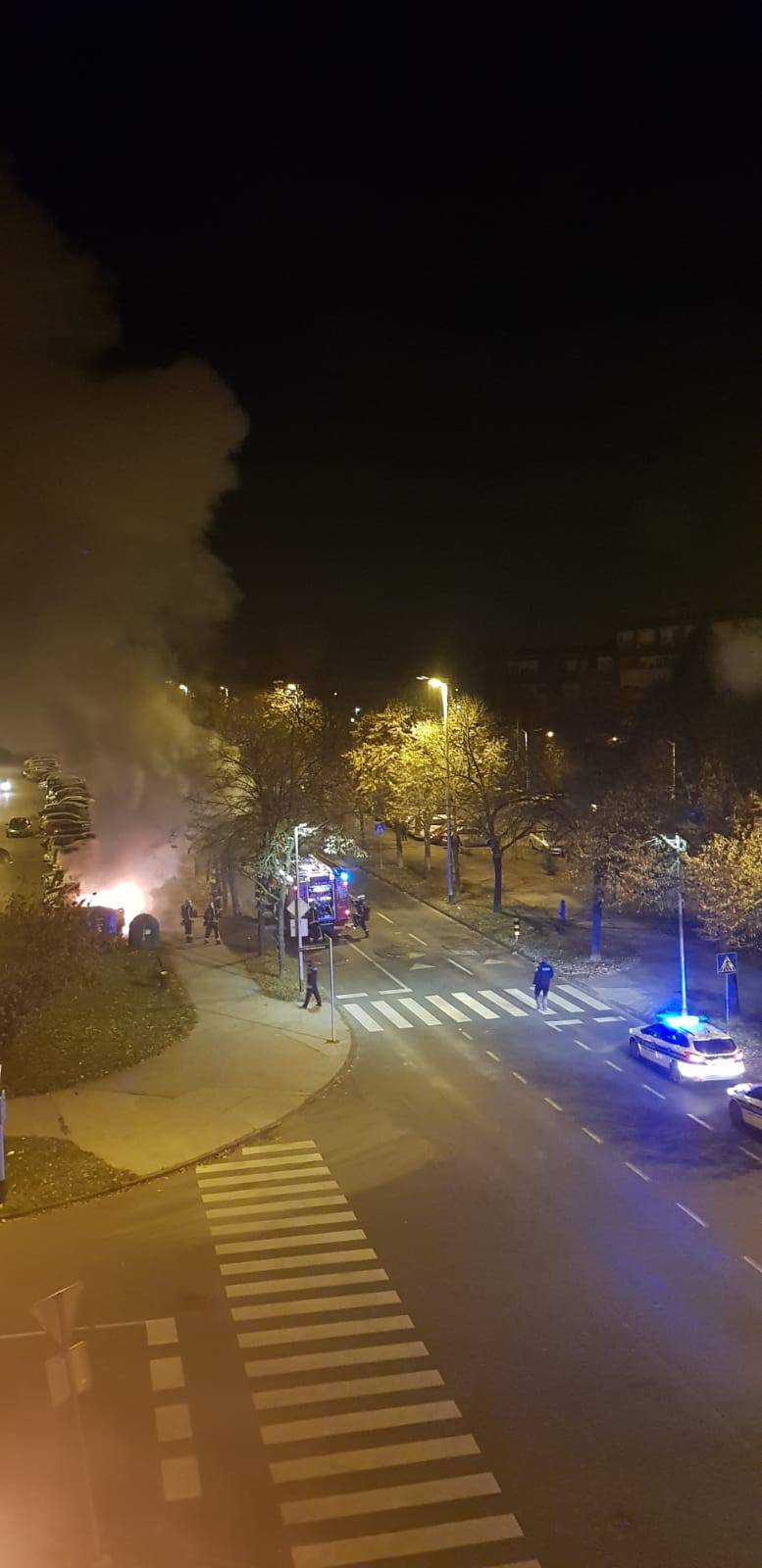 Izgorio kombi na zagrebačkom Jarunu, požar gasili vatrogasci