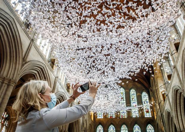 Instalacija 10.000 anđela u katedrali u Riponu