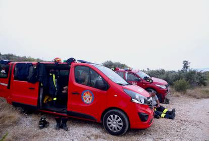 FOTO Umorni heroji: Vatrogasci dočekali jutro na požarištu, leže po travi, spavaju na klupama