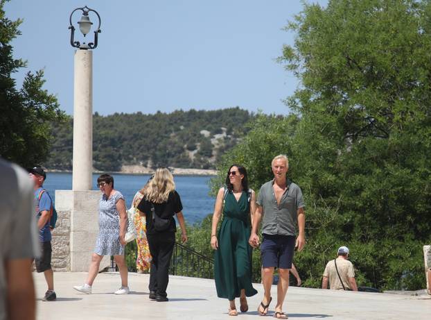 Šibenik: Po najve?oj temperaturi turisti razgledavaju ljepote grada