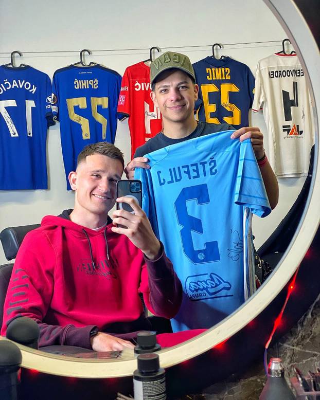 FOTO Tko je brijač 'vatrenih'? Uspio je nagovoriti Modrića na promjenu: 'Perišić? Boljelo me'