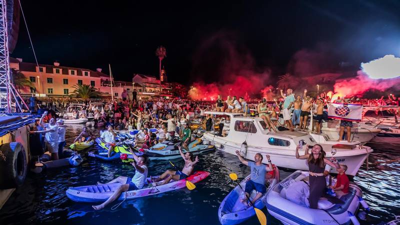 VELIKA GALERIJA Veličanstveni prizori iz Vele Luke: Evo kako su tisuće odale počast Oliveru...