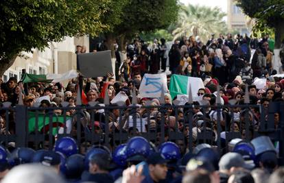 Deseci tisuća studenata izašli na prosvjed protiv Bouteflike