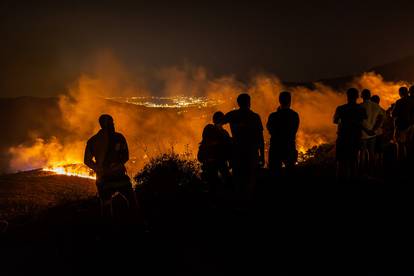 FOTO Vatrenoj stihiji gledaju 'u oči'. Pogledajte stravične scene s požarišta, širi se u dvije fronte