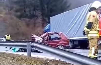 Teška nesreća u BiH: Rezali lim auta da izvuku troje ozlijeđenih