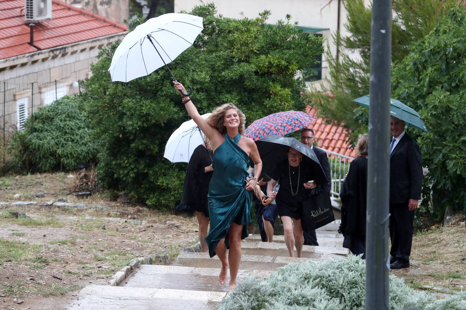 EKSKLUZIVNE FOTOGRAFIJE -  Dubrovnik: Bosa i pokisla Rachel Hunter dolazi na party nakon vjenčanja 