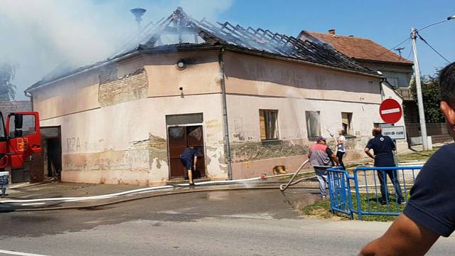 Gori vatrogasni dom, u gašenju vatrogascima pomažu mještani