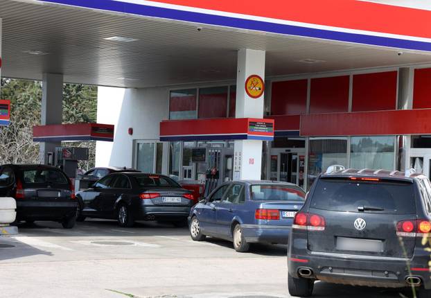 Šibenik: Po?ele su gužve na benzinskim postajama uo?i najavljenog poskupljenja goriva