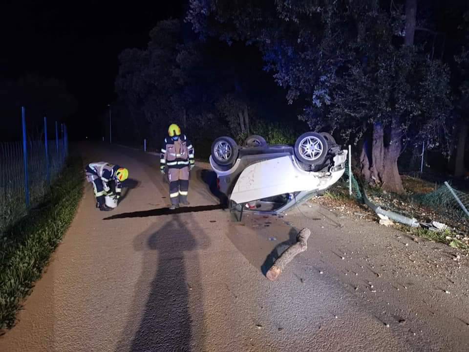 Pijana Talijanka u Smartu sve pokosila: Ogradu, stup, stablo, a na kraju je završila na krovu...