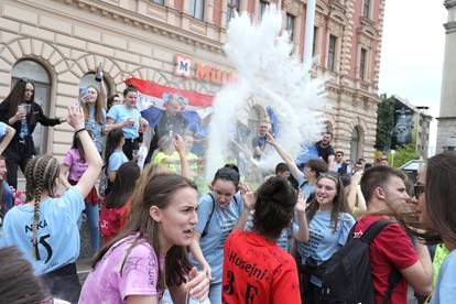 Zagreb: Unatoč zabrani učenici se na Trgu bana Jelačića okupljaju za norijadu