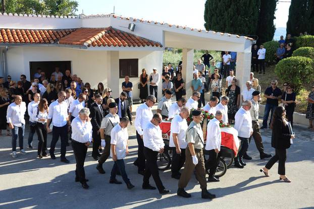 Kaštela: Posljednji ispraćaj Milana Livaje, oca nogometaša Hajduka Marka Livaje