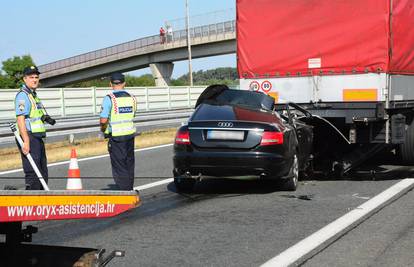 Autom se zabio u kamion na autocesti i na mjestu poginuo