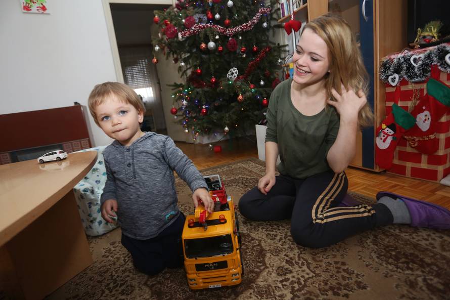 "Moj sin ima staklene kosti, ako padne sav će se polomiti"
