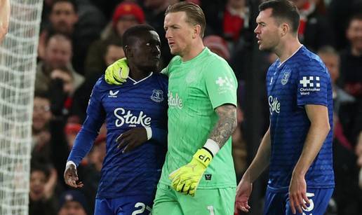 Veznjak Evertona uputio ispriku nakon &scaron;to je napao suigra&ccaron;a: 'To nisam ja, ne&cacute;e se vi&scaron;e ponoviti'