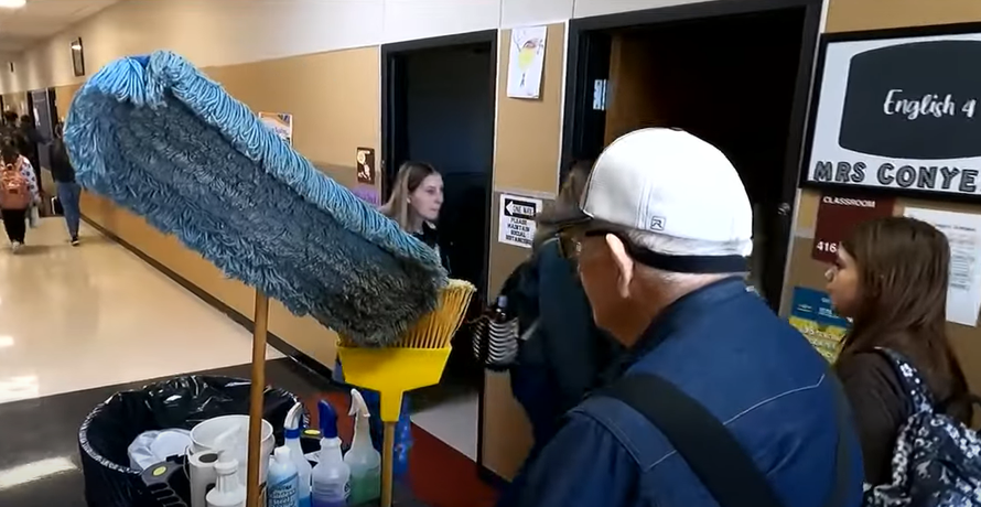 Učenici srednje škole prikupili 255.000 eura da bi se njihov domar (80) mogao umiroviti