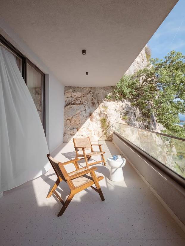 FOTO Vila u Makarskoj 'izranja' iz stijene, a pogled oduzima dah
