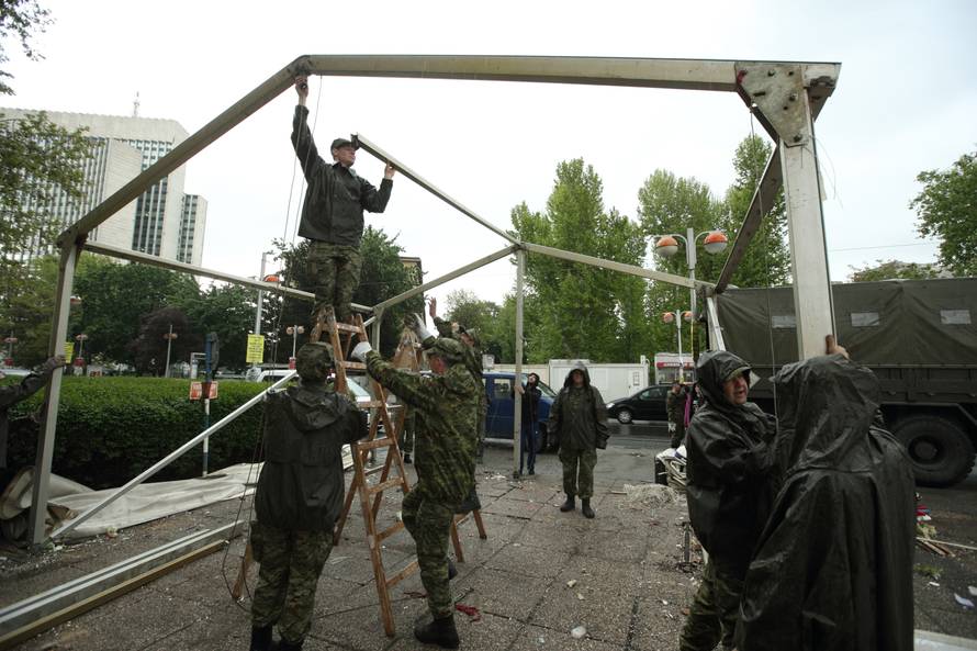 Pomaže im i vojska: Počelo je demontiranje šatora u Savskoj