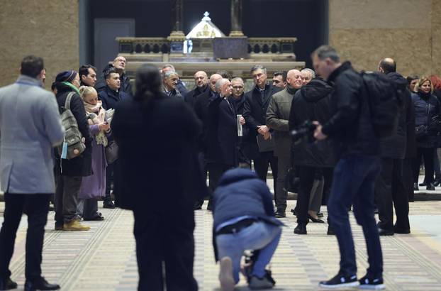 Zagreb: Andrej Plenković i mons. Dražen Kutleša obišli i razgledali obnovljenu unutrašnjost katedrale