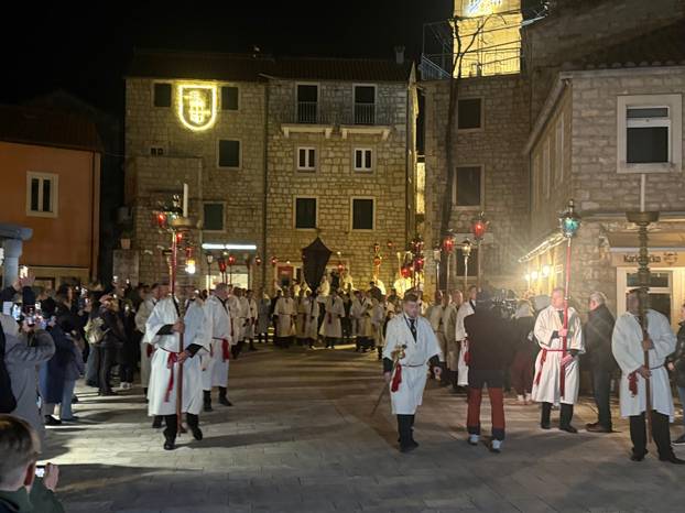 FOTO Procesija 'Za križen' na Hvaru okupila brojne vjernike