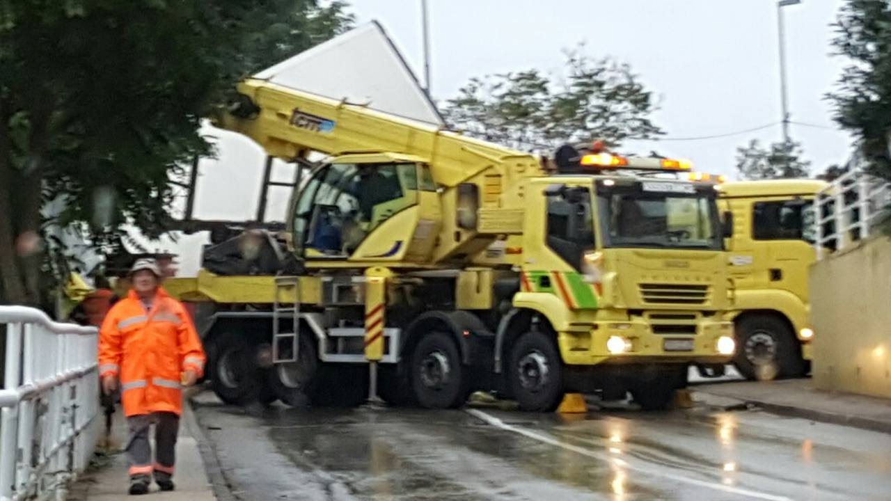 Kamion sletio s ceste i popeo se na ogradu trgovačkog centra