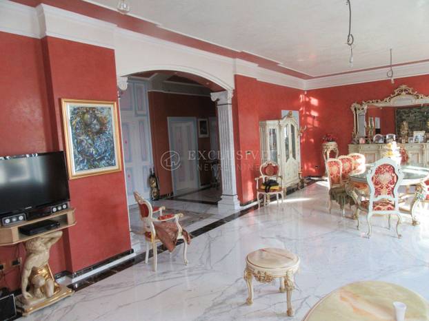 Ovako nešto nikad niste vidjeli! Prodaje se stan u Opatiji: Zlato, mramor, kipovi koji nose TV...