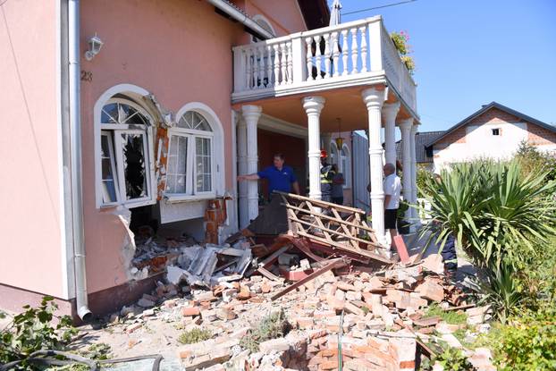 Garešnica: Kamion sletio s ceste i zabio se u obiteljsku kuću, postoji opasnost od urušavanja