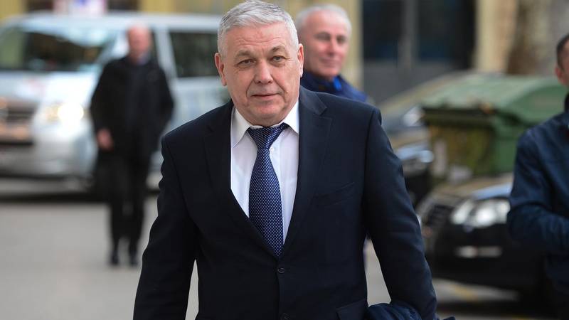 BIZARNI VIDEO Moćni slavonski HDZ-ovac Čuljak ženi dao pušku u ruku: 'Kad odlučiš, zini. Zini!'