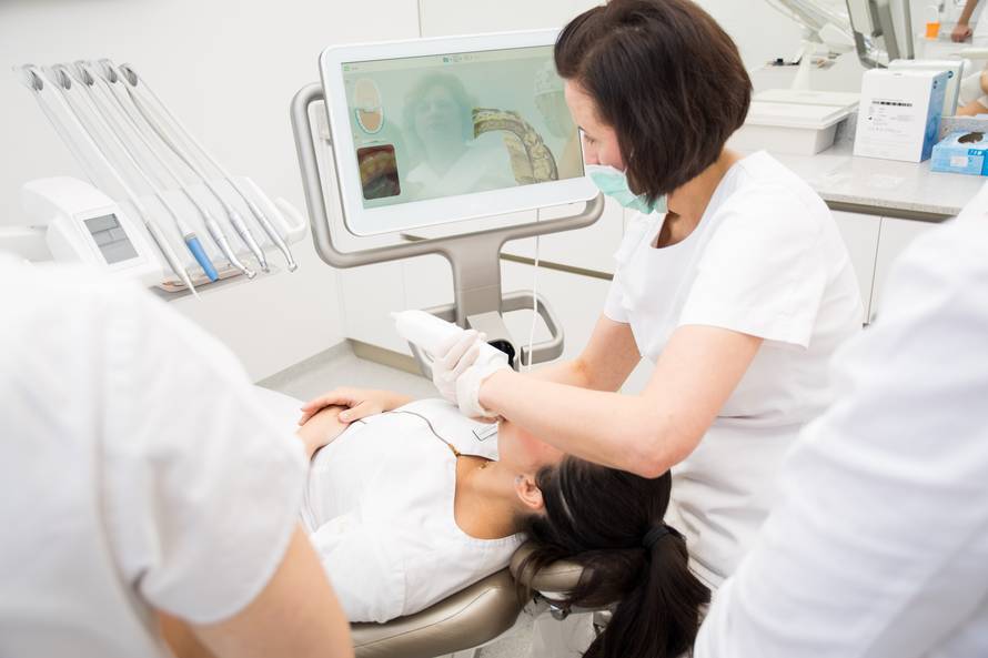 Nevjerojatan prozirni aparatić za zube - Invisalign®