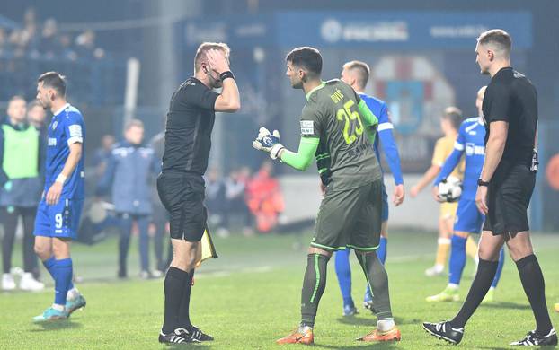 Pomoćni sudac pogođen u glavu, susret Slavena i Hajduka nakratko prekinut