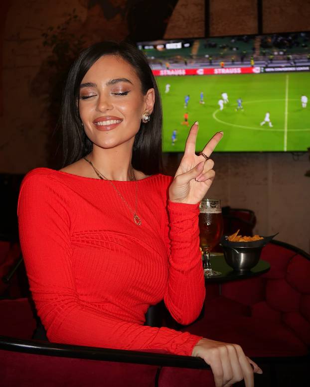FOTO Pogledajte kako je fatalna Albanka proslavila pobjedu nad Srbijom. Neki su joj zamjerili