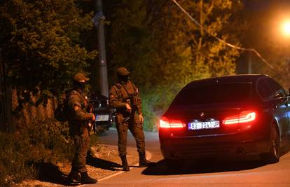 Blindirani BMW pokušali podići dizalicom. Supruga desne ruke Velje Nevolje izašla u bundi