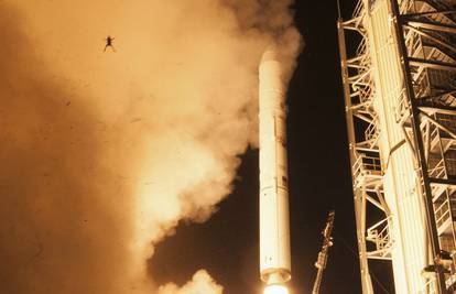 Uljez na fotografiji lansiranja: Leteća žaba zalutala u dim