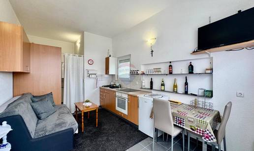 FOTO Što sve stane u ovih 18 kvadrata? Prodaje se apartman u Selcu, a cijena će neke šokirati