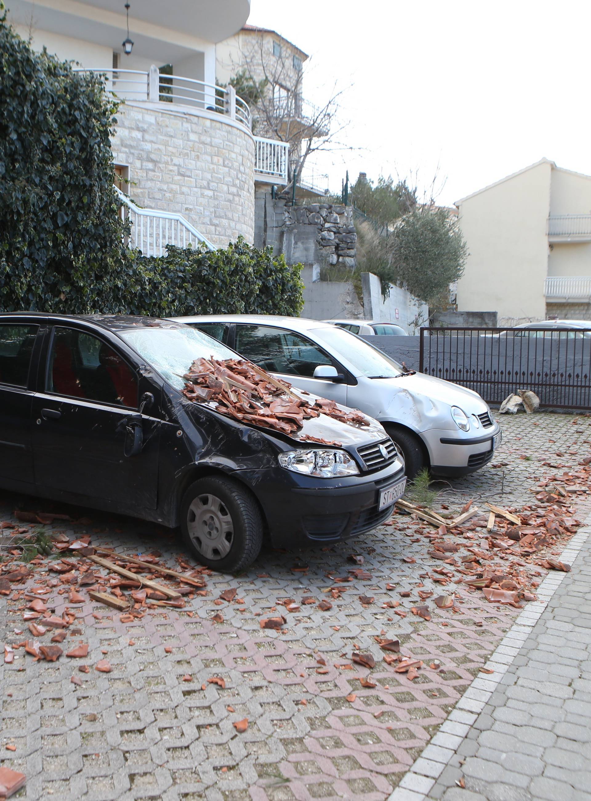 Bura ruši drveće, prevrnula i šleper, tisuće ljudi bez struje