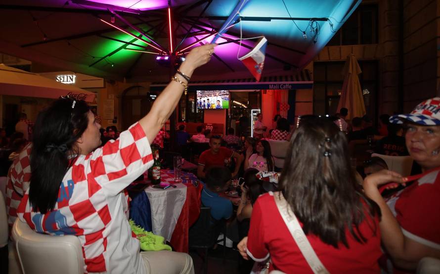Rijeka: Navijači gledaju utakmicu Hrvatska-Engleska